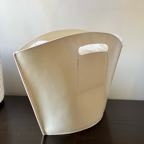 Lauren Manoogian
Beautiful tan 100% leather Made in Peru. Brand new! - Picture 3 of 4